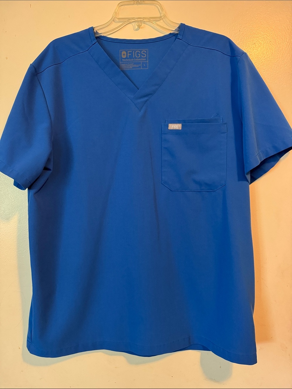 Figs Men’s V-Neck Scrub Top in Royal Blue